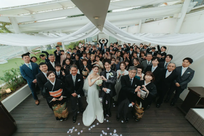 ゲストとの距離が近い“アットホームな進行” レストランウェディングは、ゲストとの距離が自然と近くなるのが魅力。 歓談中心の進行や、ゲスト一人ひとりとの会話を大切にしたいおふたりにぴったりです。